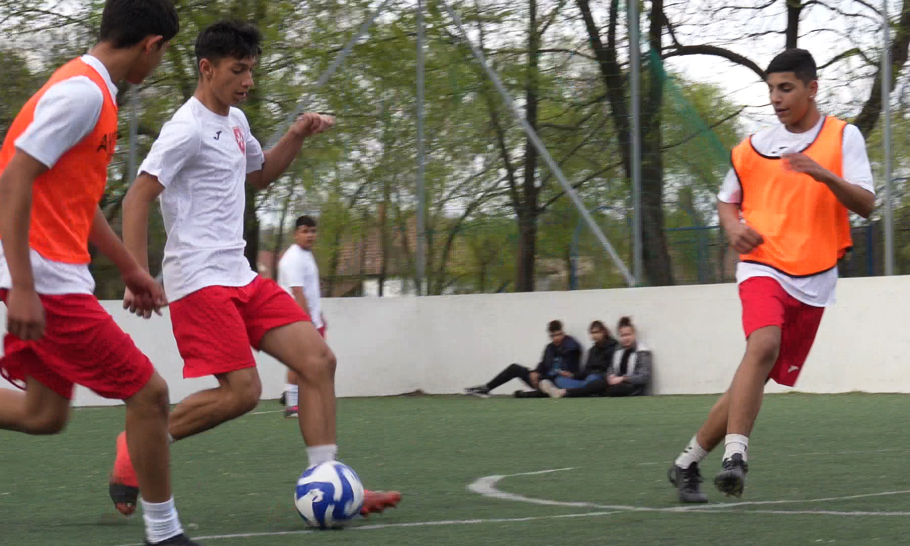 Így segítik az edzések az iskolai teljesítményt – egy tiszaburai focista története