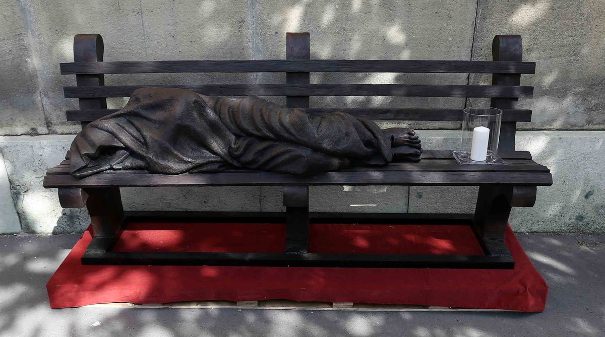 A Hajléktalan Jézus szobor az együttérzés jelképe