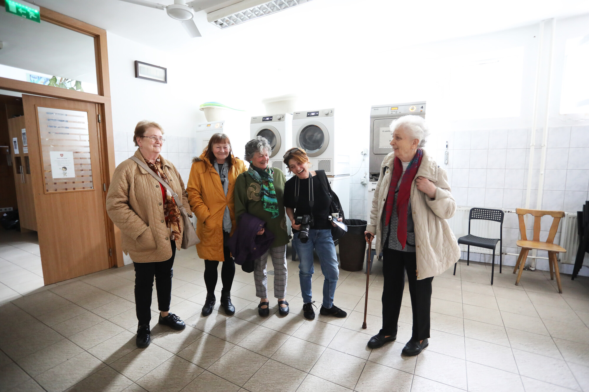 Látogatók a Miklós utcai hajléktalanellátó központ mosodájában. Fotó: Kovács Bence