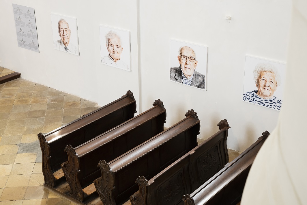 Százéves emberek portréi láthatók Pannonhalmán, köztük egy máltai idősotthonban élő férfié is