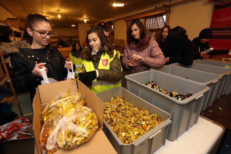 Ifjúsági önkéntesek csomagolják az Adni öröm! akcióban összegyűlt adományokat