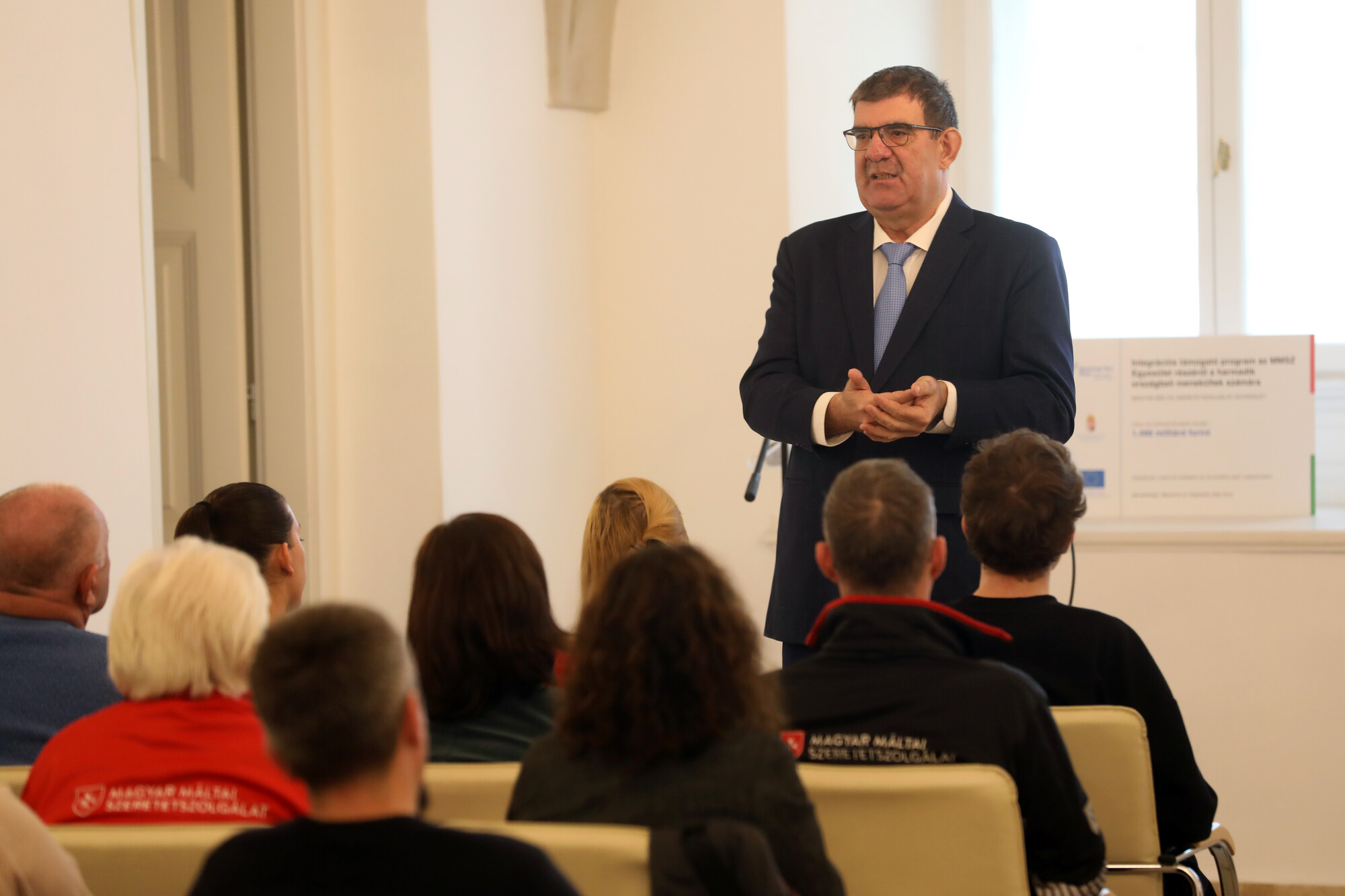 Győri-Dani Lajos, a Máltai Szeretetszolgálat ügyvezető alelnöke ismerteti a menekülteket segítő integrációs programot. Kép: Kovács Bence