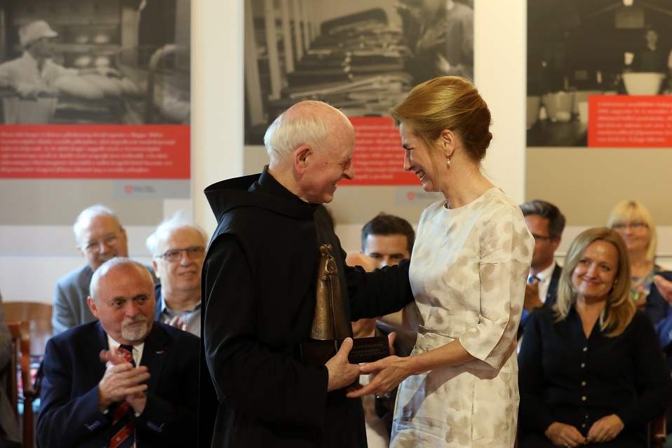 Kozma Imre atya átadja a Csilla von Boeselager-díjat dr. Herczegh Anita asszonynak a Máltai Szeretetszolgálat zugligeti központjában. Kép: Kovács Bence