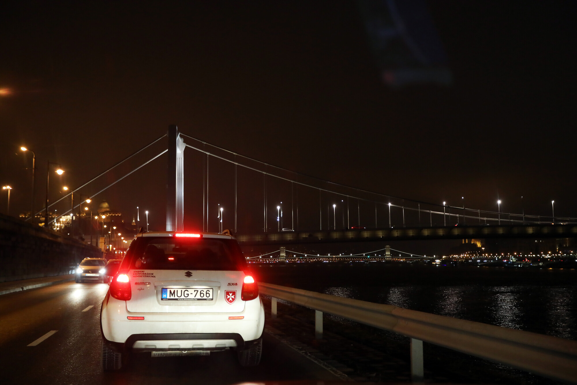 Többnyire az esti kutyasétáltatók jelentik be a földön fekvő hajléktalan embereket