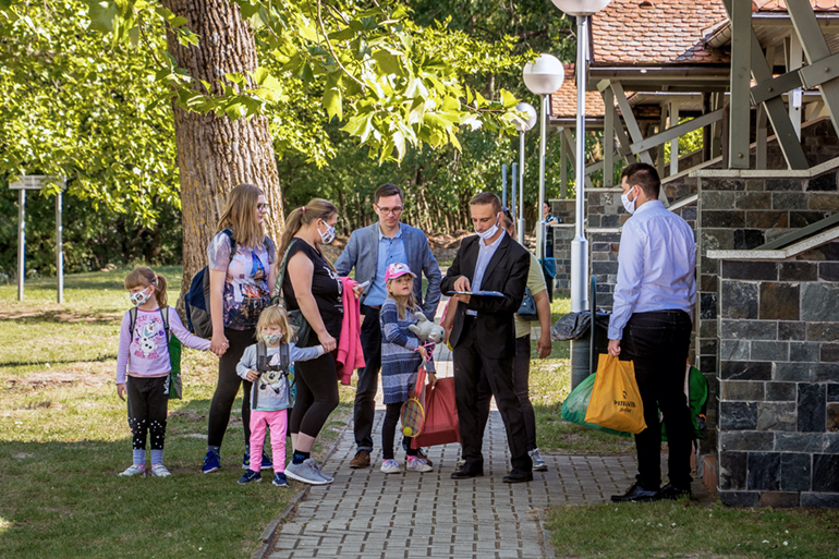 Festői környezetben üdülhettek hátrányos helyzetű családok Veránka szigetén