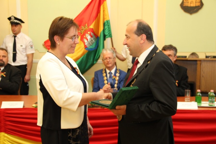 „Komárom városért” díjjal tüntették ki Szalai Gabriella máltai intézményvezetőt