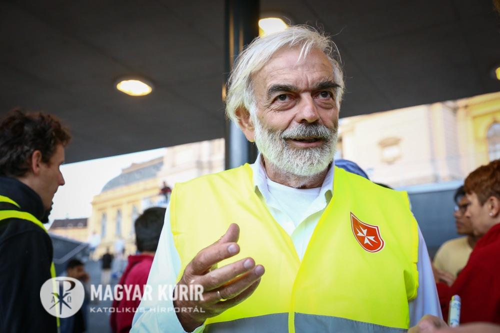 Lambert Attila/Magyar Kurír | Dr. Eőry Ajándok 2015-ben a Keleti pályaudvaron gyógyította a menekült családokat