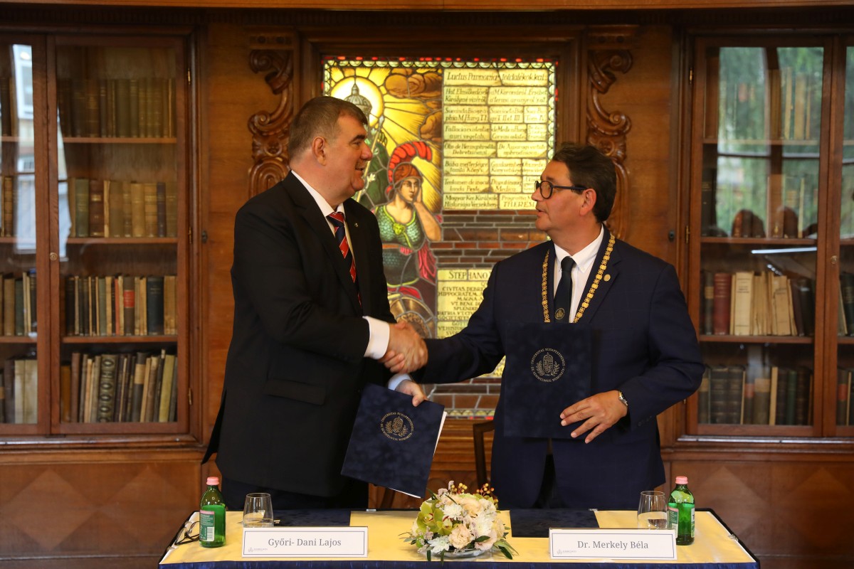 Kovács Bence | Győri-Dani Lajos ügyvezető alelnök és Dr. Merkely Béla rektor az együttműködési megállapodás aláírása után