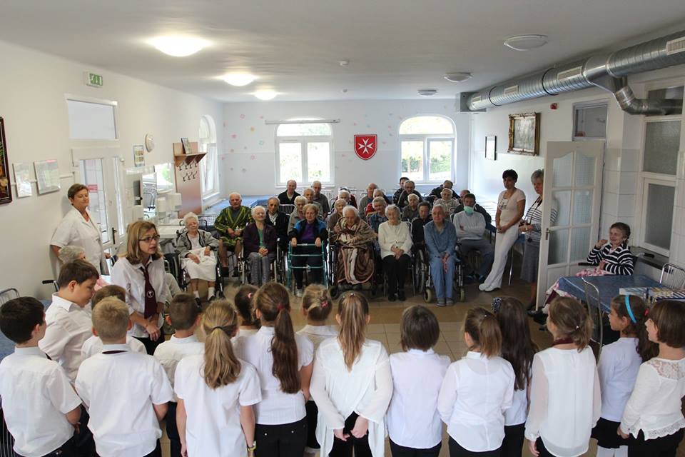 A máltai intézményekben a fiatalok is egy kicsit több figyelemmel fordulnak az idősek felé