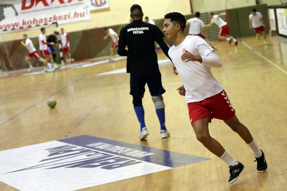 Kolompár Márk a Dunaújváros futsal csapatának edzésén. Fotó: Kovács Bence