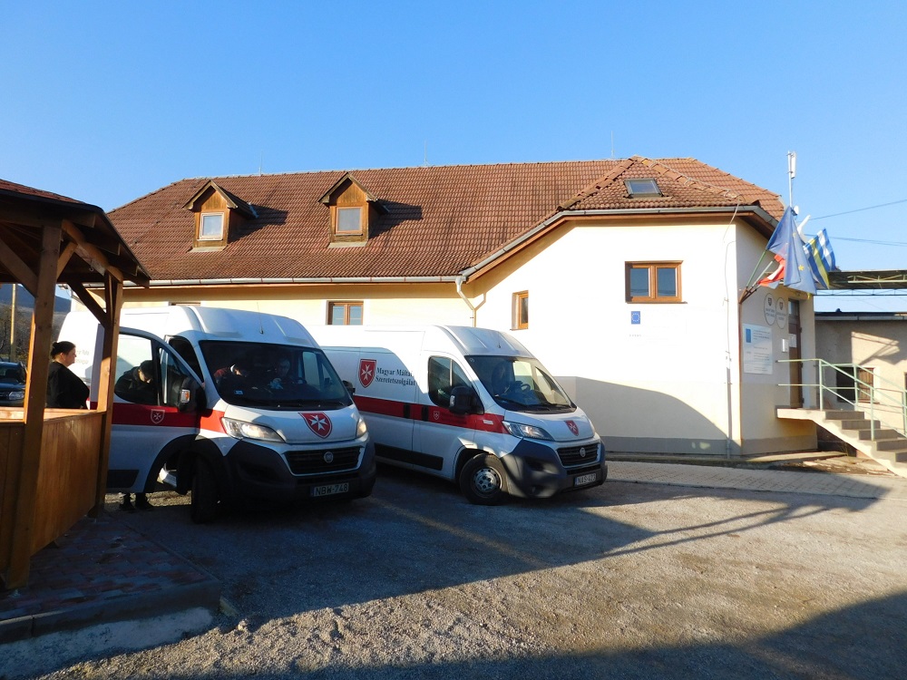 Felsővályon a Máltai Szeretetszolgálat autói (Felvidekma.hu)