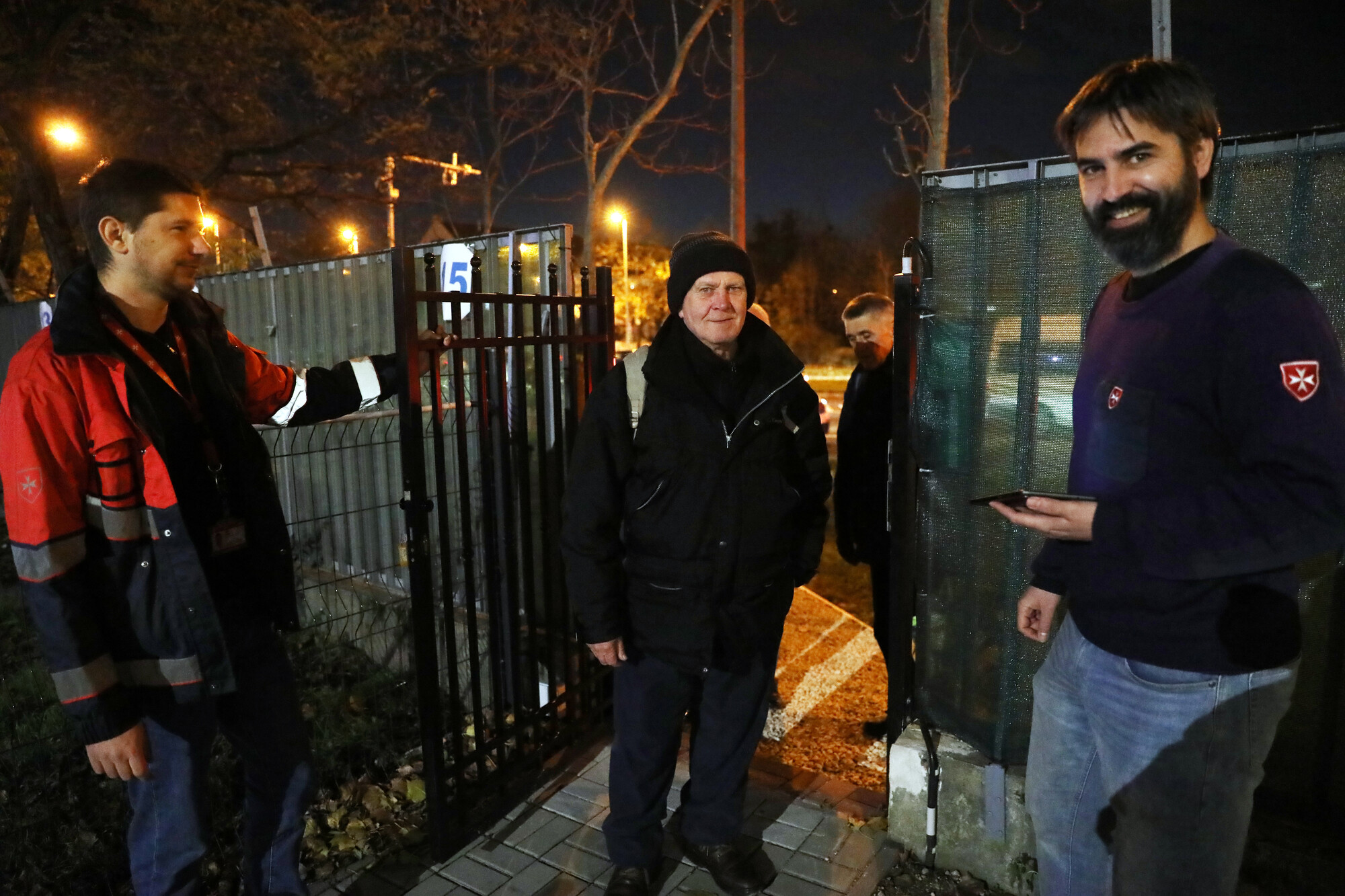 Kovács Bence | Hajléktalan emberek foglalják el szálláshelyeiket a Máltai Szeretetszolgálat éjjeli menedékhelyén