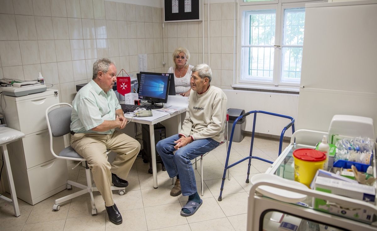 (MTI/Rosta Tibor) Dr. Csiszér Előd orvos beszélget egy betegével az egészségügyi centrumban