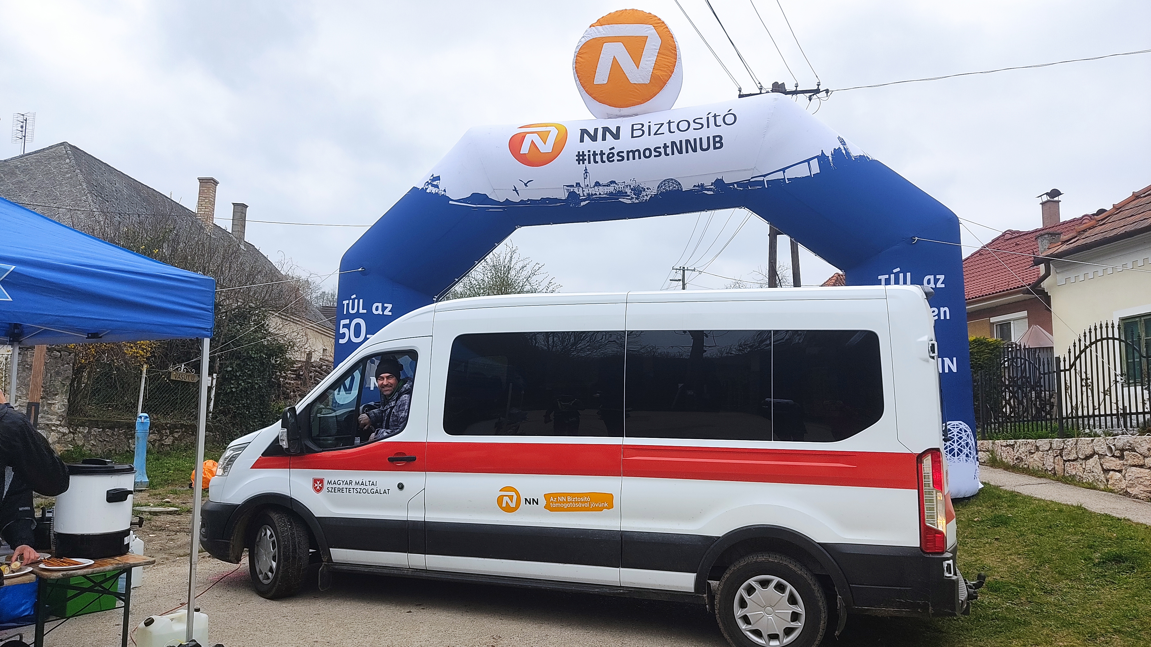 Ha kell, kisbusszal, ha kell, a két kezükkel: Sokrétű támogatást kapott a Máltai Szeretetszolgálat az NN-től