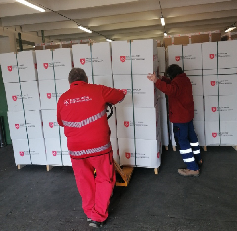 Munkaruha és kórházi ágy adományt kapott a Máltai Szeretetszolgálat Svájcból