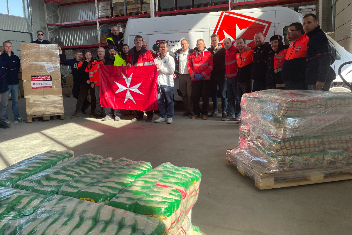 Magyar és ukrán máltaiak helyi önkéntesekkel Ivano-Frankivszkban a segélyszolgálat raktárában