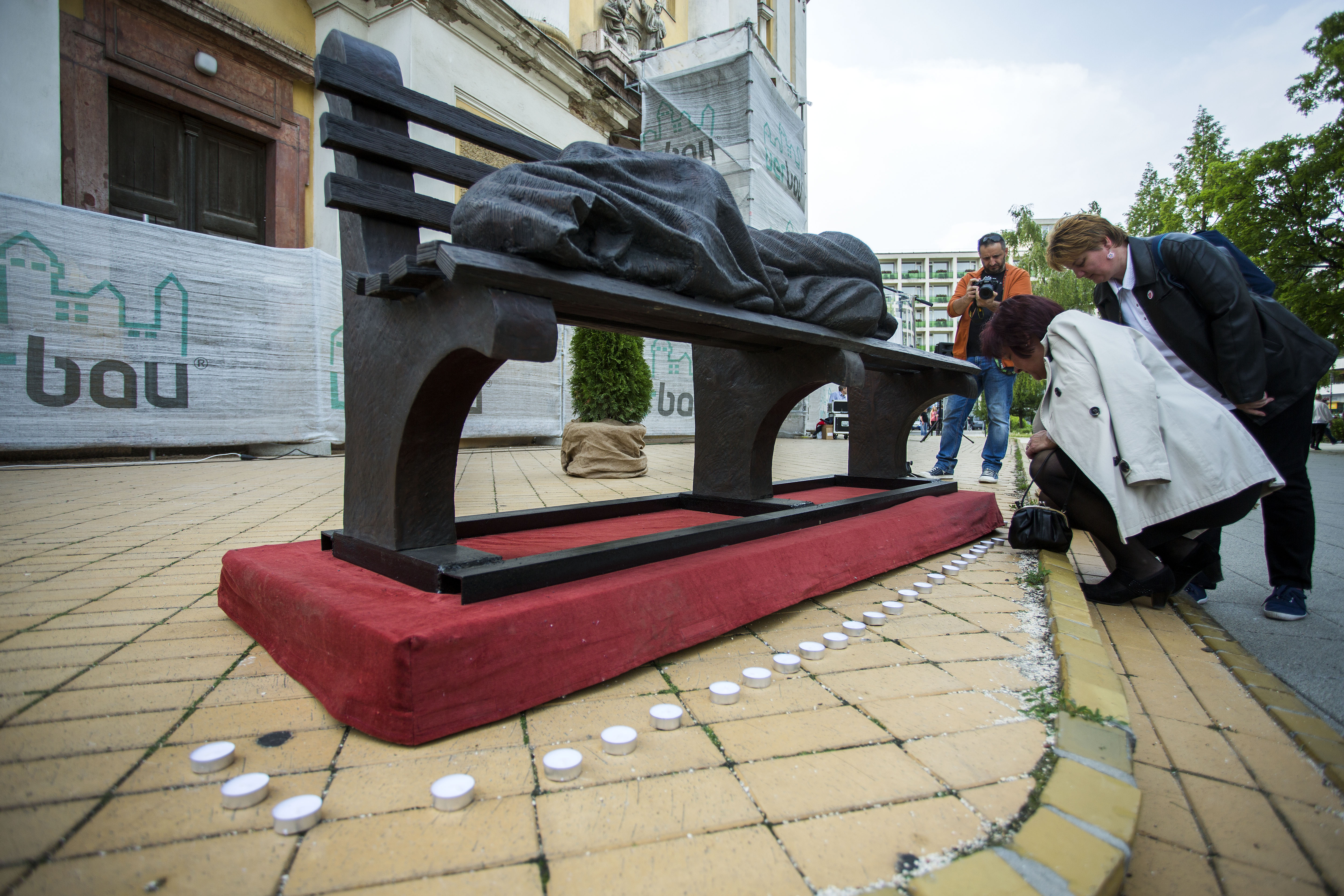 A járókelők gyertyát gyújthattak a Hajléktalan Jézus szobra előtt