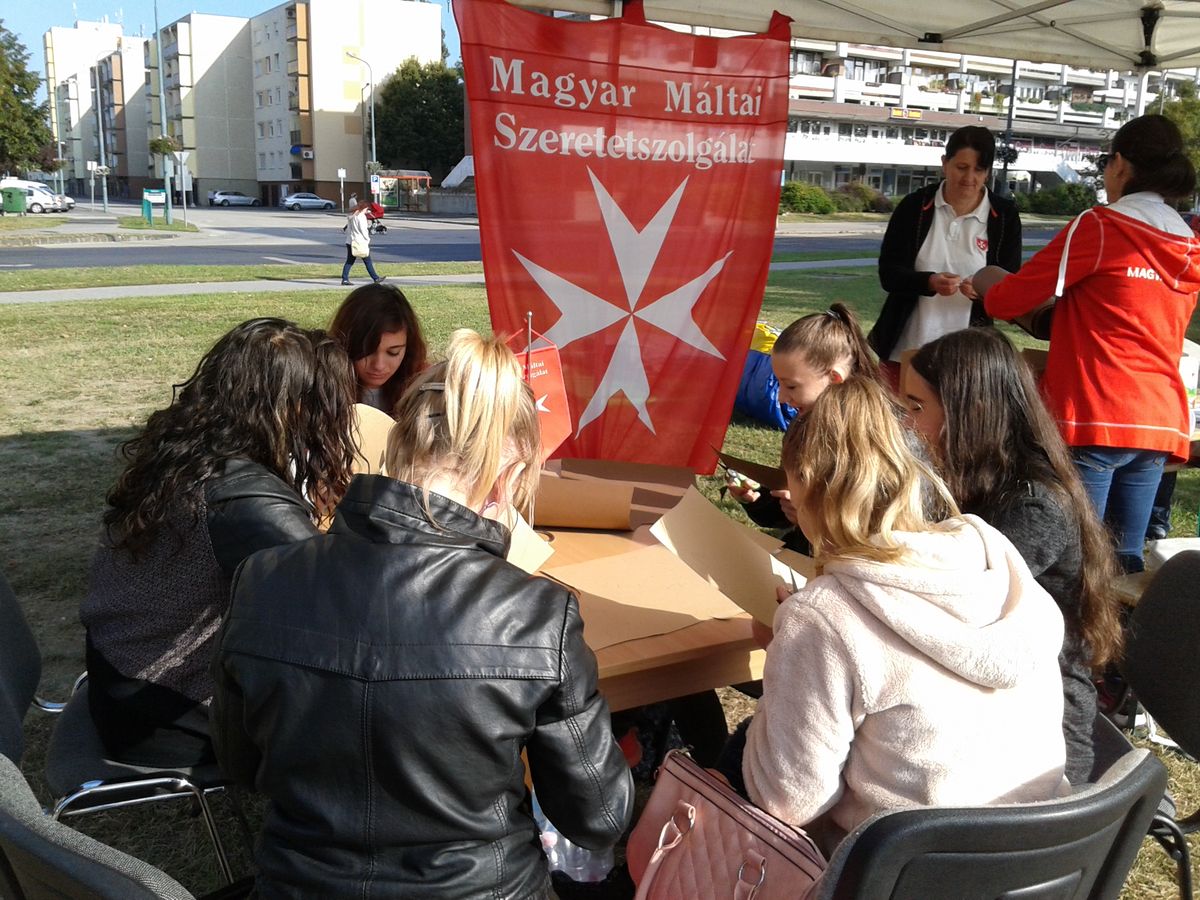 Az máltai intézmények bemutatkozásában a Devecseri Szakképző tanulói is segítettek