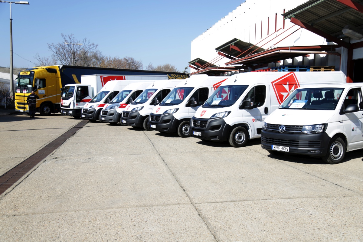 Kovács Bence | A segélyszállító konvoj idulás előtt a Határ úti máltai telephelyen 