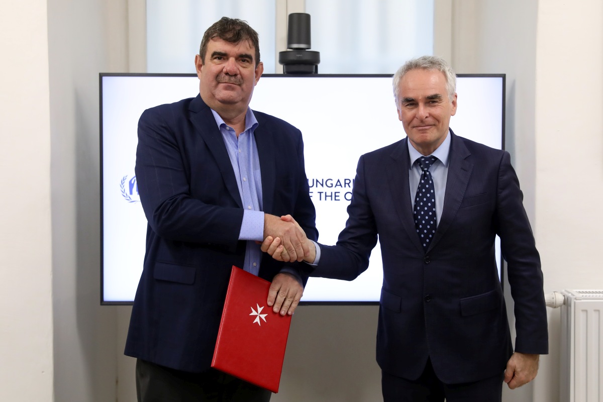 Kovács Bence | Győri-Dani Lajos máltai alelnök és Roland Schilling ENSZ képviseletvezető az aláírás után