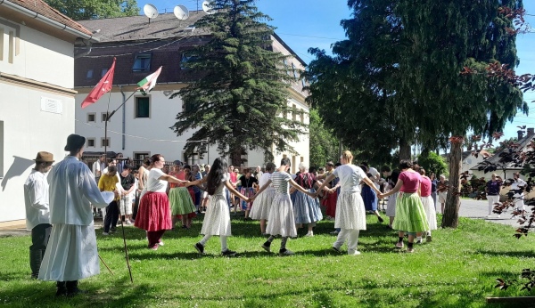 Kitáncolták a májusfákat Nyugat-Dunántúlon