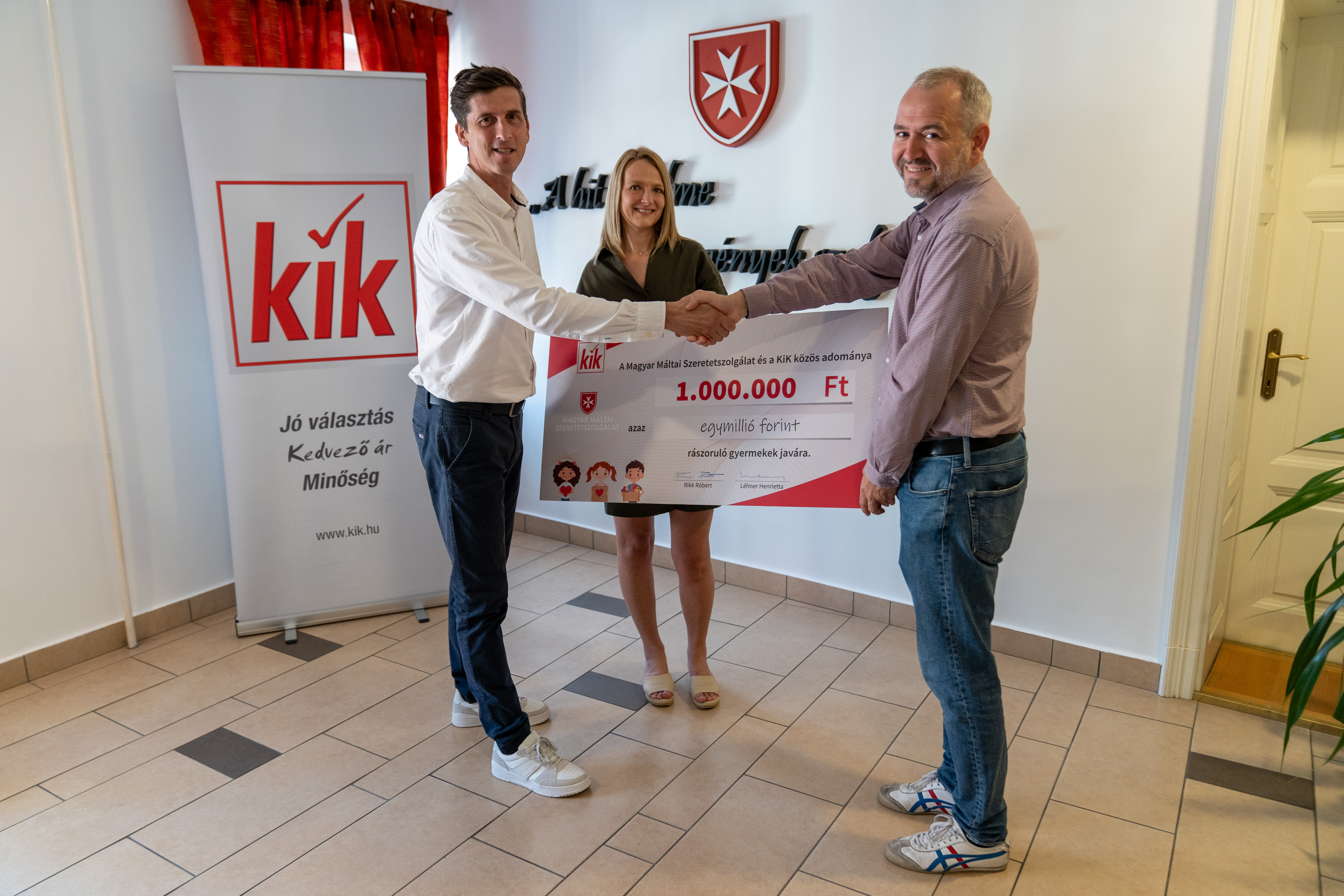 Egymillió forintot adományozott a KiK a Máltai Szeretetszolgálat átmeneti otthonaiban élő családoknak