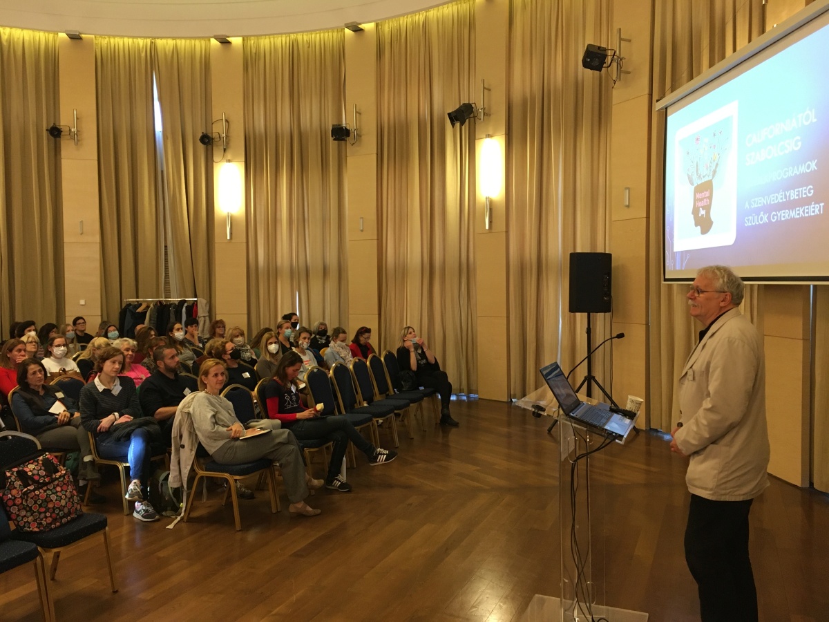 Frankó András, a Fogadó Pszichoszociális Szolgálat vezetője megnyitja a konferenciát