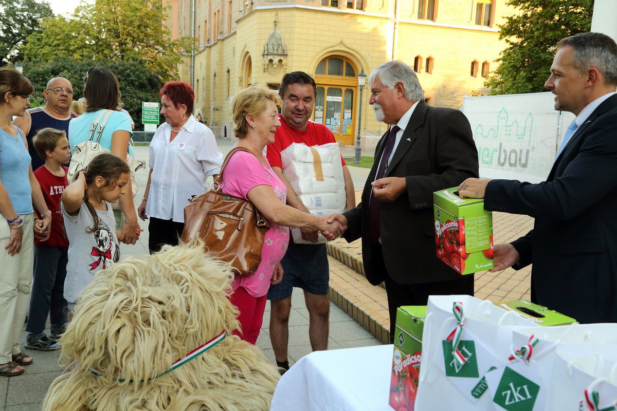 Rászoruló emberek és nagycsaládosok kaptak a magyarok lisztjéből