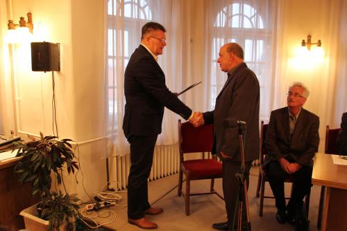 Dr. Tittmann János polgármester átadja a díjat Fritz Istvánnak