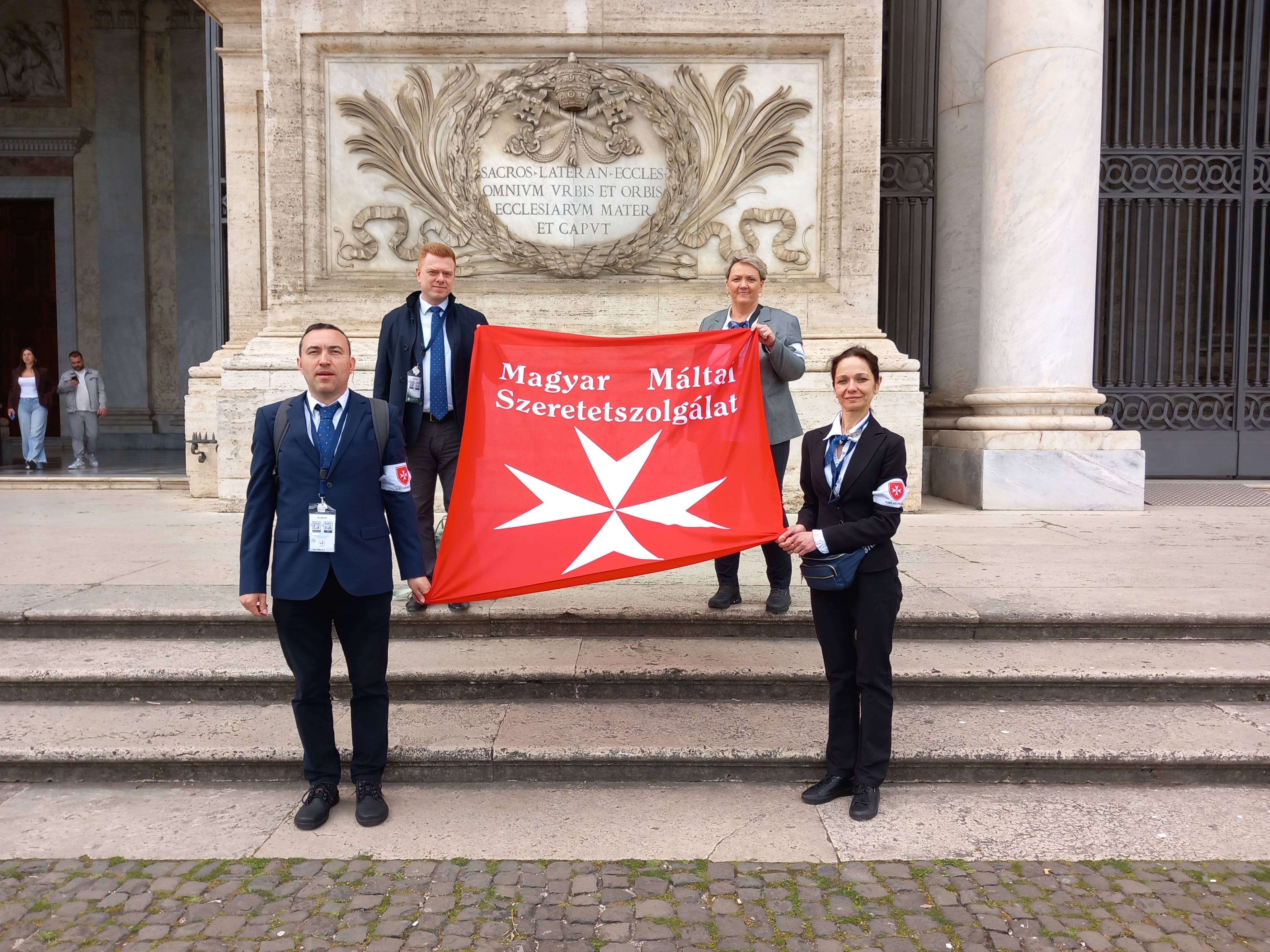 A Magyar Máltai Szeretetszolgálat önkéntescsapata Rómában, a jubileumi Szentév idején teljesített szolgálatukon. 