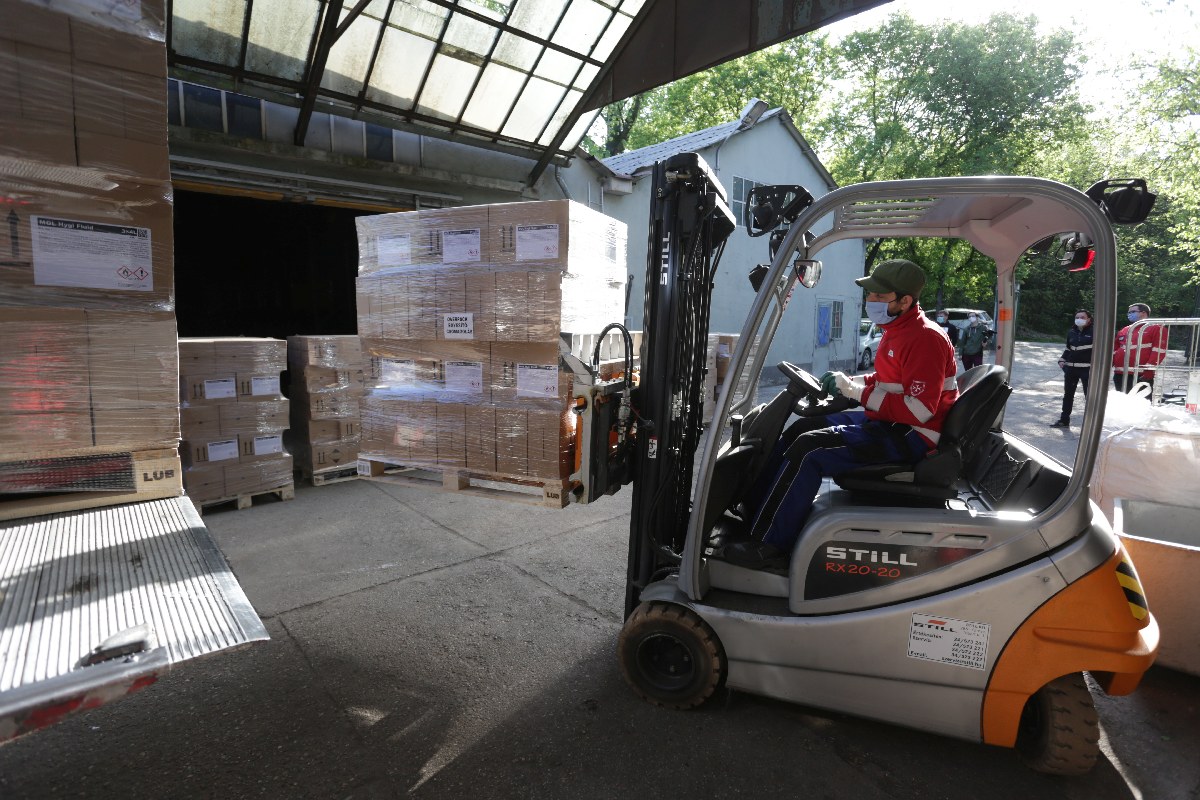 Több ezer liter fertőtlenítőt adományozott a MOL a Magyar Máltai Szeretetszolgálatnak
