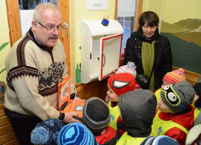 A gyerekek figyelmesen hallgatták a Máltai Mentőszolgálat vezetőjének bemutatóját