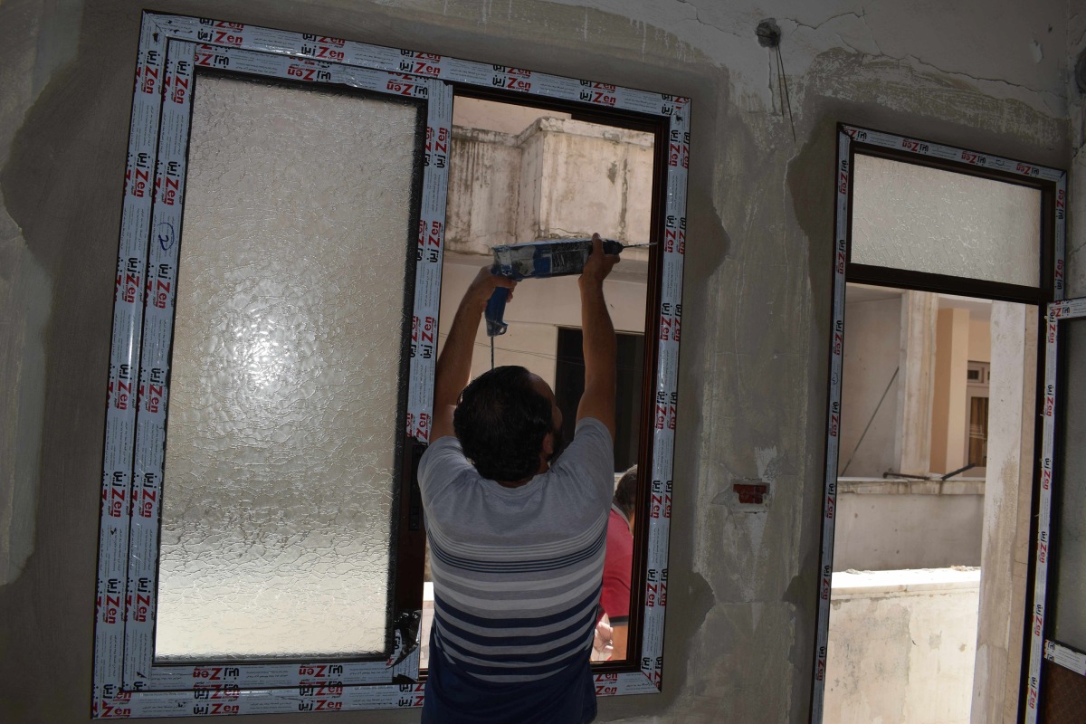 Solymári Dániel | A bombázásban szétroncsolt ablakok helyére újak kerülnek Homszban