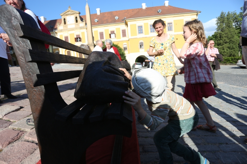 Szervezetek, mozgalmak, idősek és fiatalok is meglátogatták a hétvégén a Hajléktalan Jézus szobrát