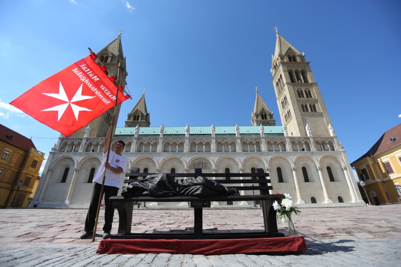 A Dóm előtt látható az együttérzés szobra