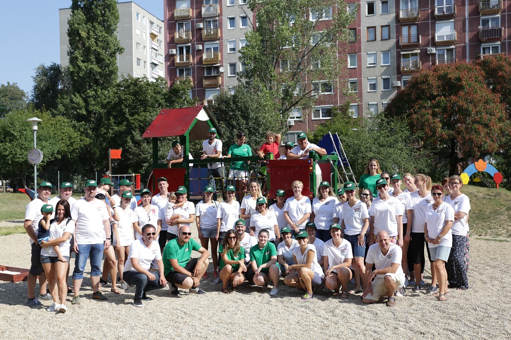 A CIF munkatársai és a SPAR önkéntesei a Gyűrű utcai játszótéren