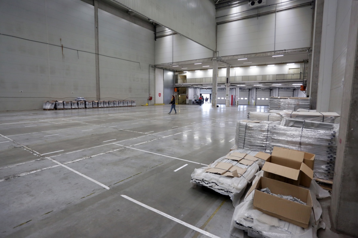 Kovács Bence | A 2500 négyzetméteres raktárba megérkeztek az első adományok