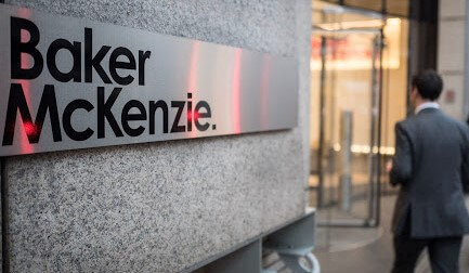 Jogi szolgáltatással segít a háború elől menekülőknek a Baker McKenzie