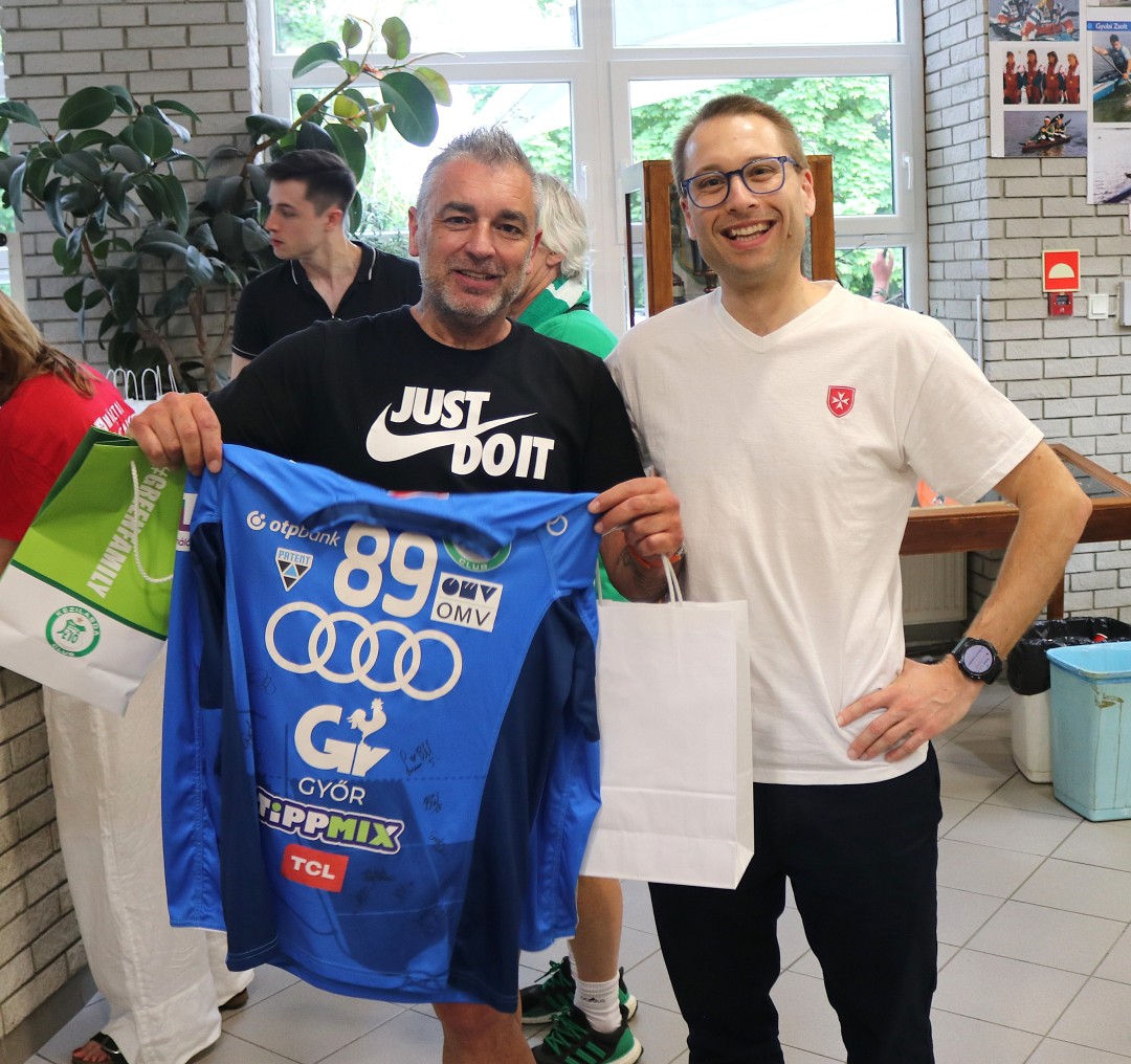 Félmillió forint gyűlt össze a váci kézilabda mérközésen a Szeretetszolgálat nyári táborára