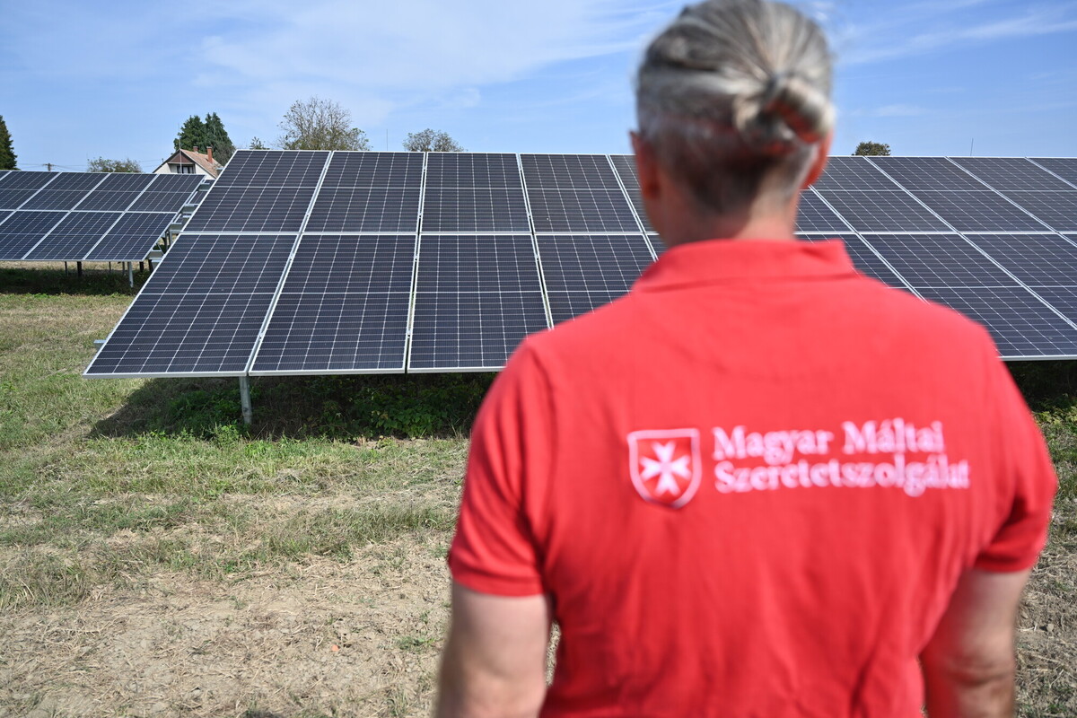 Egy Tiszafüred méretű város lakosságának elegendő energiát adnak a hálózatba a Máltai Szeretetszolgálat szociális naperőművei
