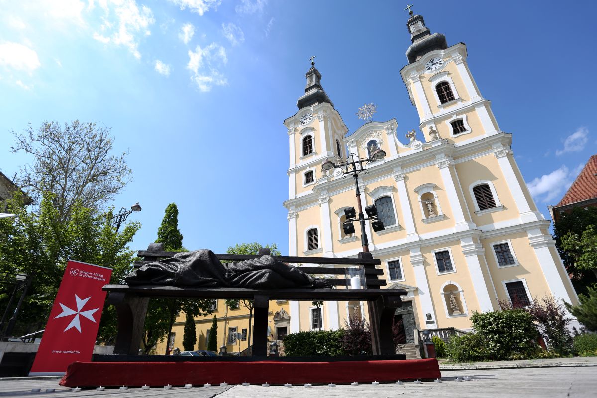 A Minorita templom előtt látogathatták az együttérzés szobrát az érdeklődők