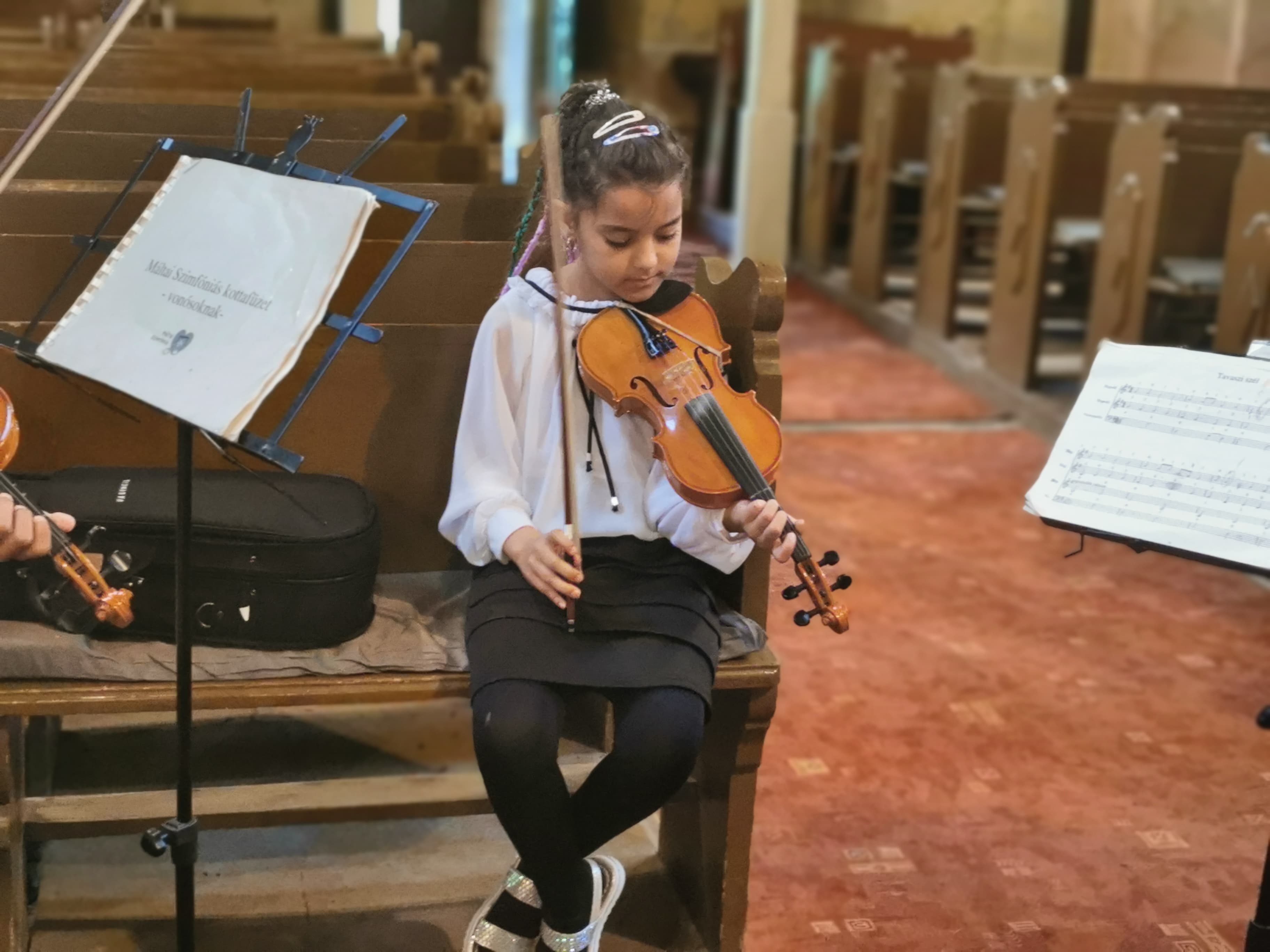 Kamilla márciusban kezdett el zenét tanulni a Máltai Szimfóniában, a koncerten ő játszotta a szólót