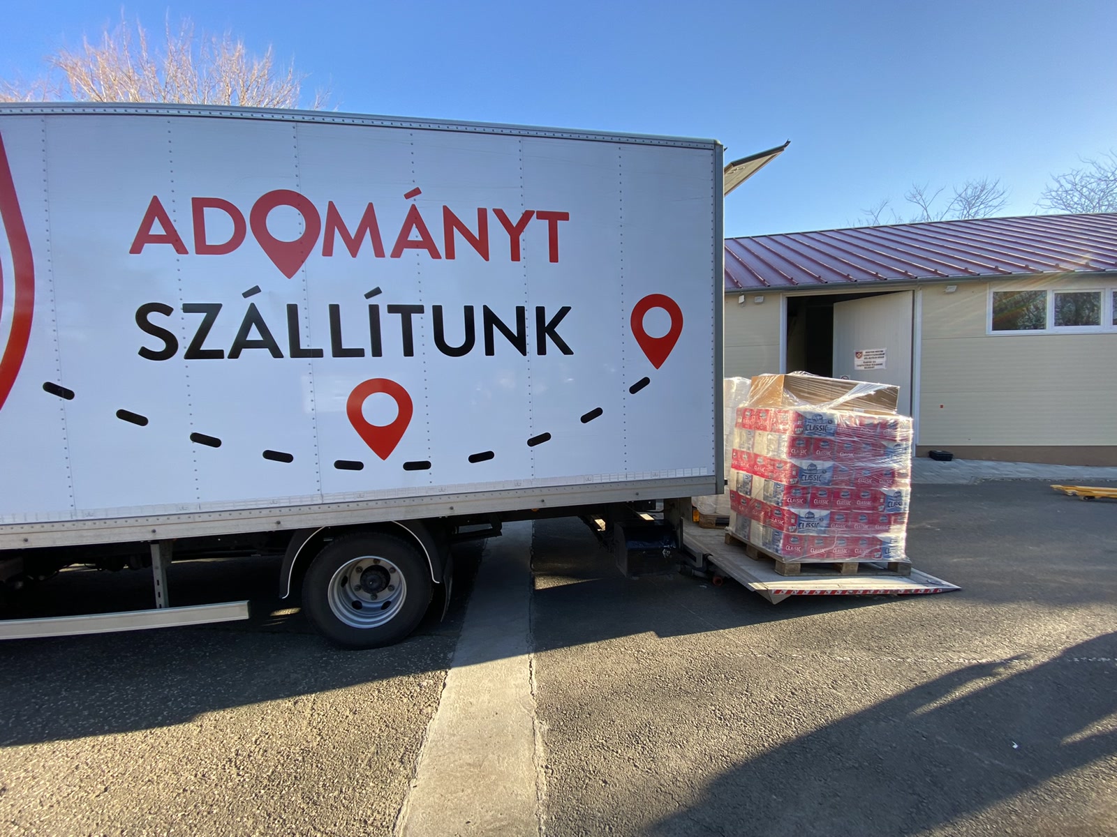 Máltai adományszállító teherautó a kecskeméti raktárnál