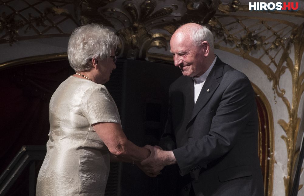 Kozma Imre atya gratulál a díjazott munkatársak egyikének